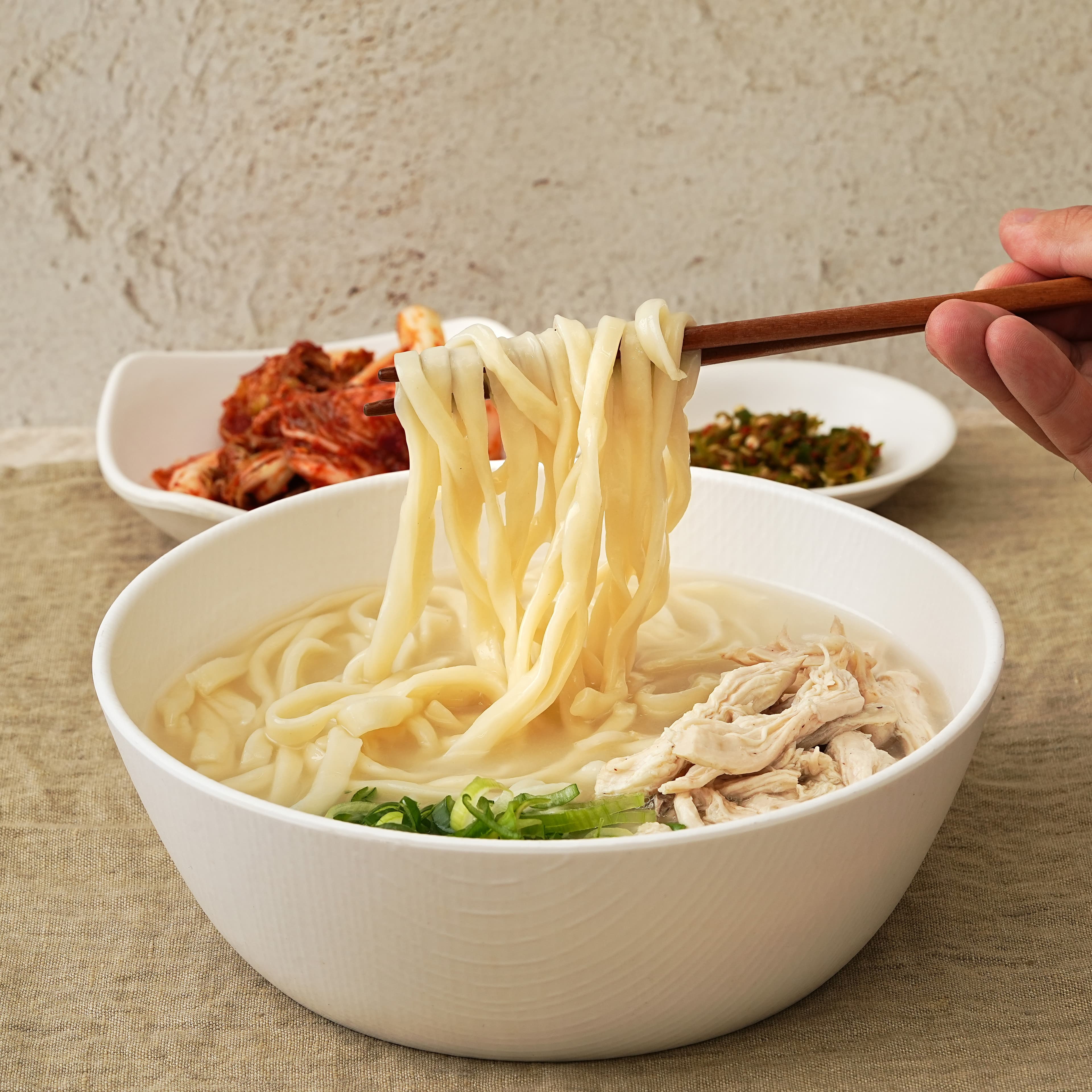 뽕나무칼국수 직접재배한 야채와 진한 육수 담백한 닭칼국수 닭곰탕 밀키트