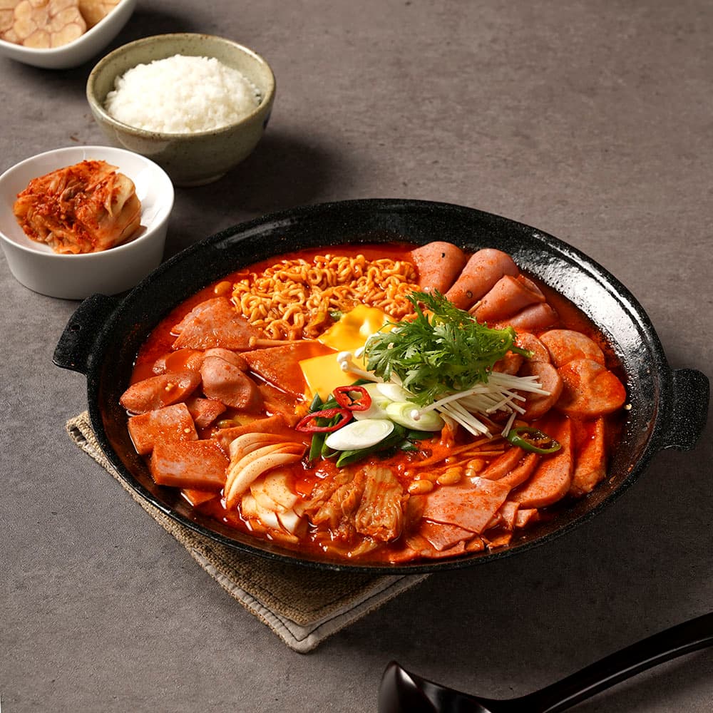 [픽맛집] 8종햄폭탄 프리미엄 부대찌개 밀키트 824g 3-4인분+라면사리 국내산야채