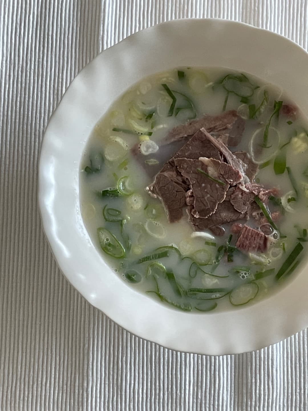 [40년 전통 강남설렁탕] 100% 사골 설렁탕 택배 국밥밀키트 (500g) + 깍두기