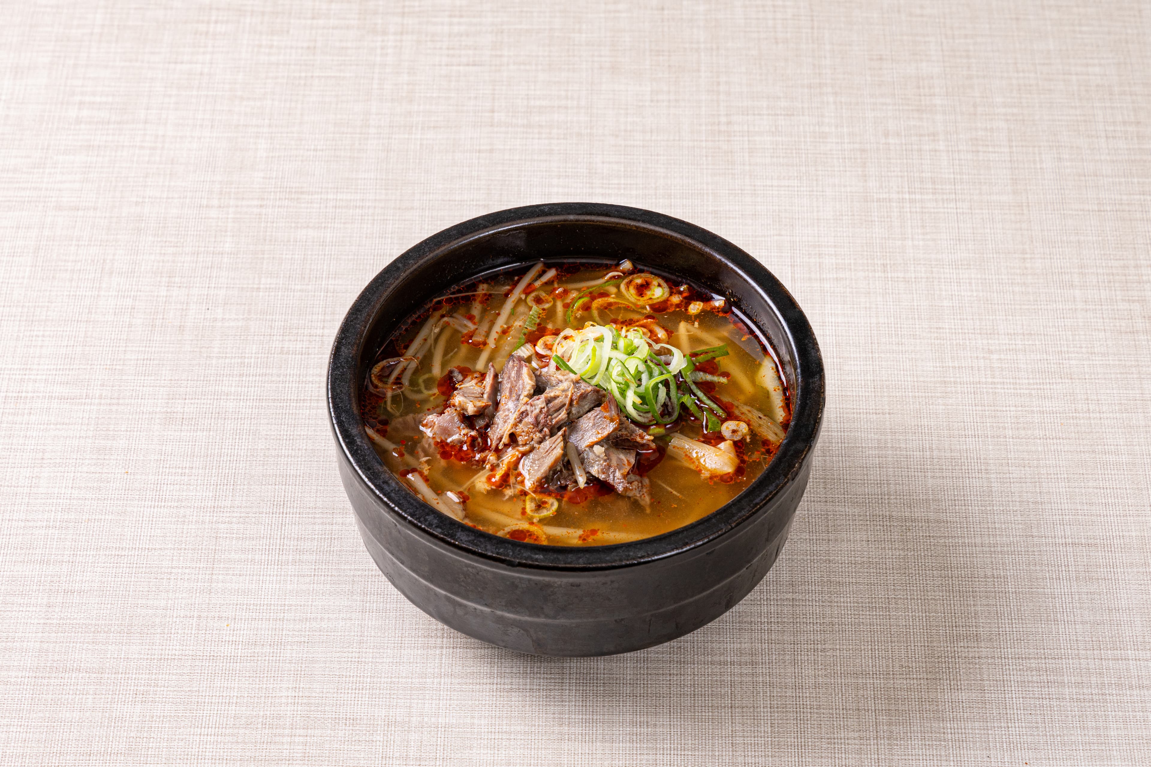 [부산곰탕] 얼큰 소고기국 해장국 수제 고추기름 100%한우양지 육수 냉동밀키트 2개