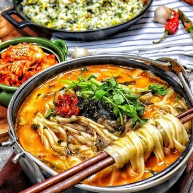 리뷰4만 공항칼국수 47년전통 원조버섯칼국수 김치 볶음밥 재료 포함 2~3인분 밀키트&캠핑요리